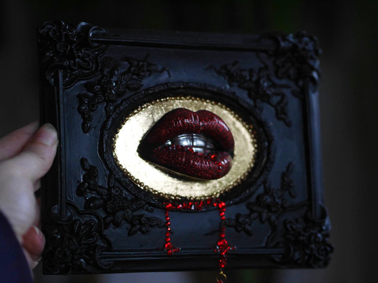 Lizbeth – Vampire Kiss Wall Plaque Sculpture