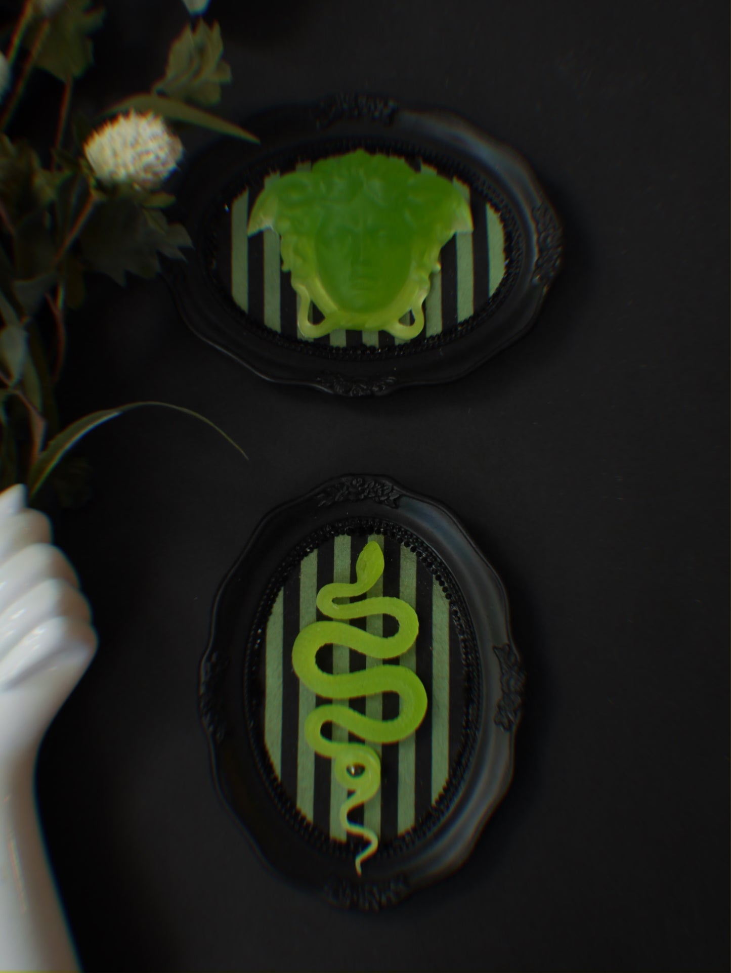 Méduse et Serpent – ​​Ensemble de 2 sculptures murales à effet phosphorescent en verre à l'uranium