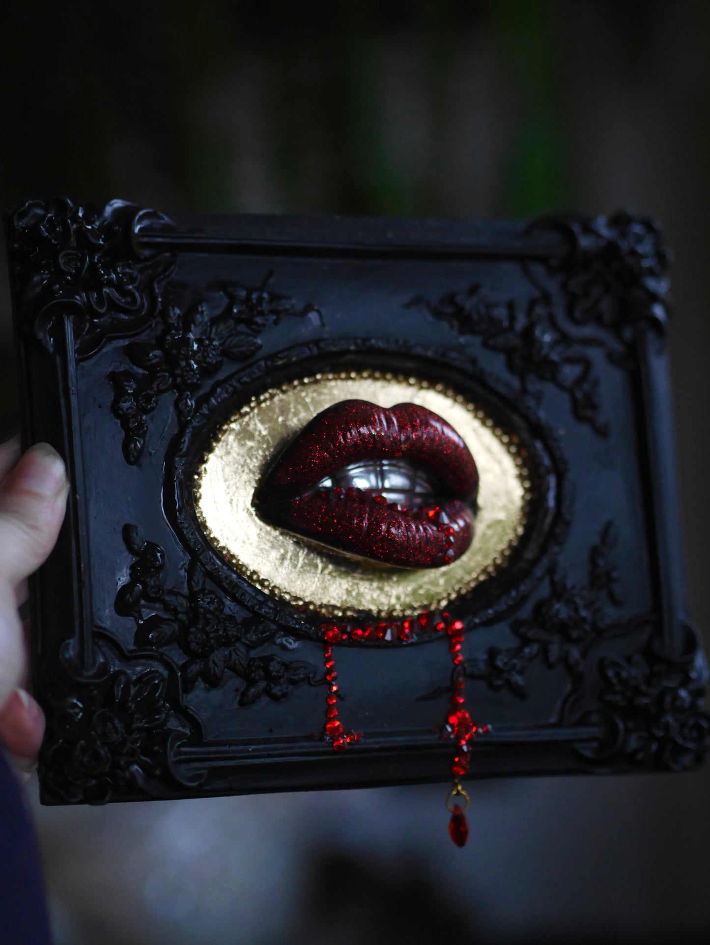 Lizbeth – Vampire Kiss Wall Plaque Sculpture