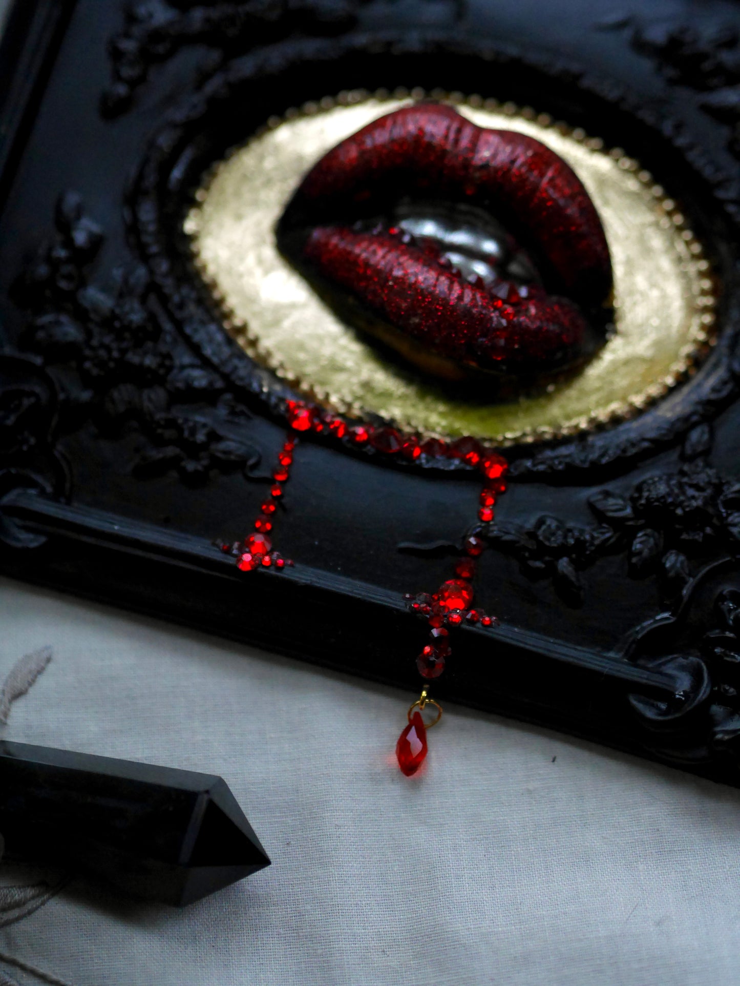 Lizbeth – Vampire Kiss Wall Plaque Sculpture