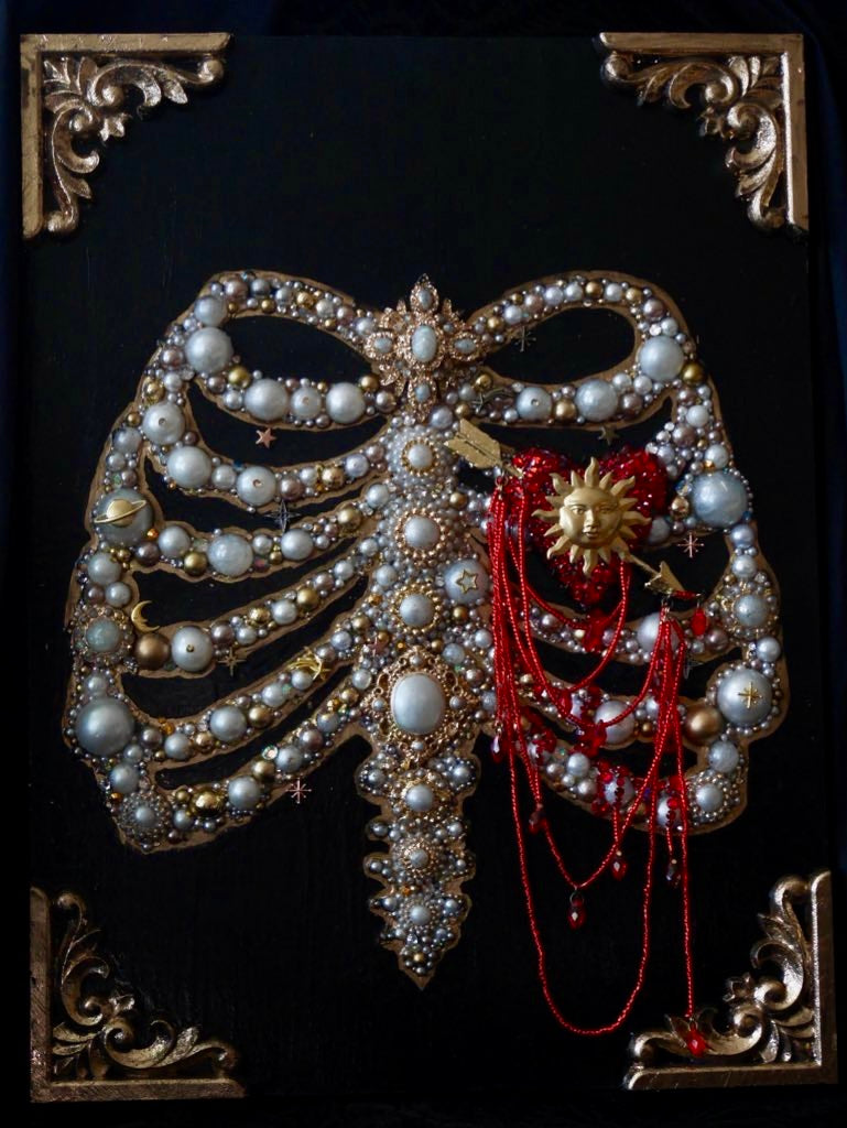 Reliquaire – Sculpture de cage thoracique ornée de pierres précieuses – Collection Anatomie