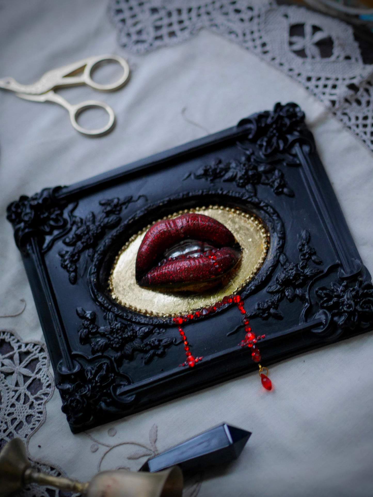 Lizbeth – Vampire Kiss Wall Plaque Sculpture