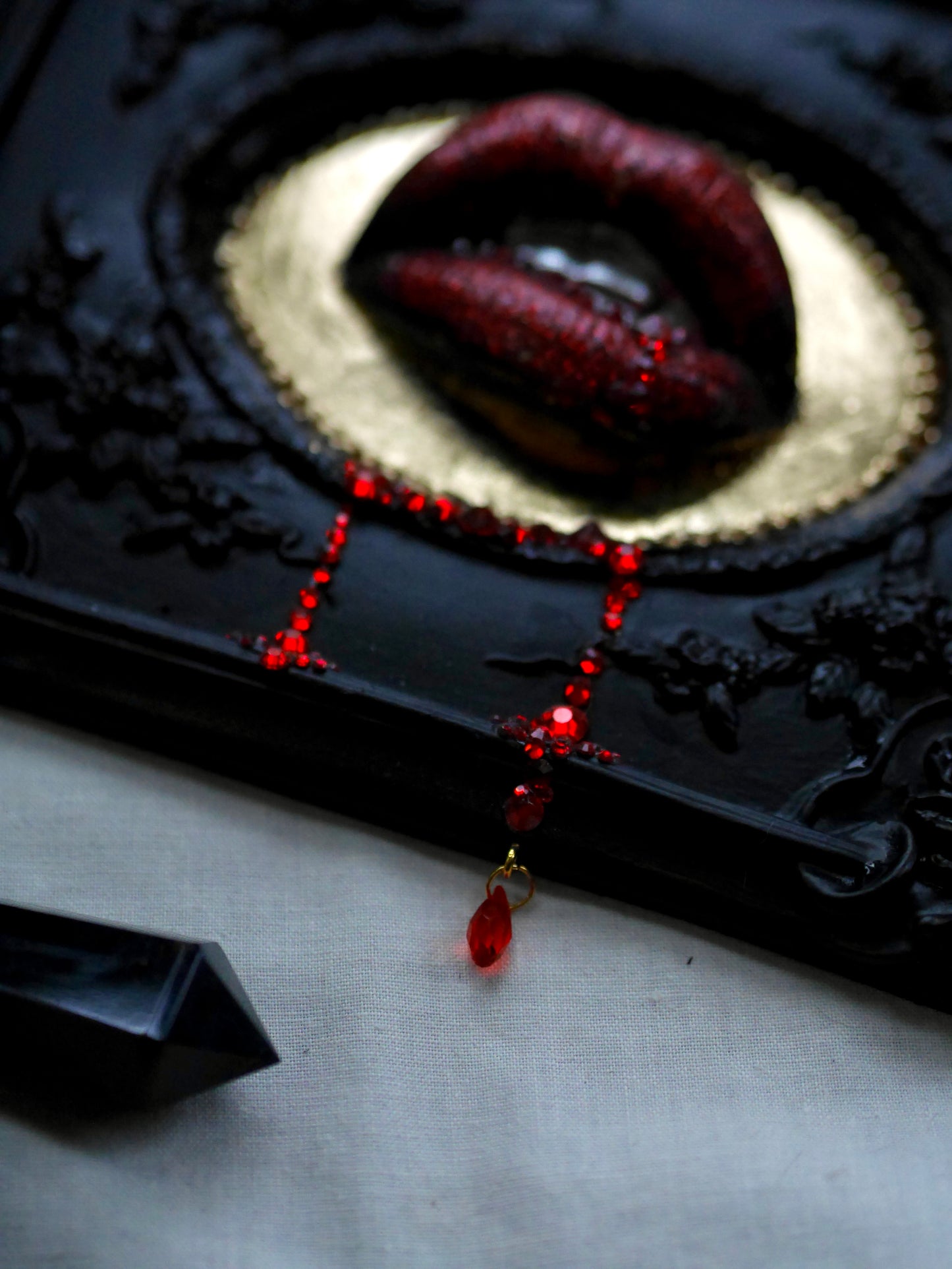 Lizbeth – Vampire Kiss Wall Plaque Sculpture