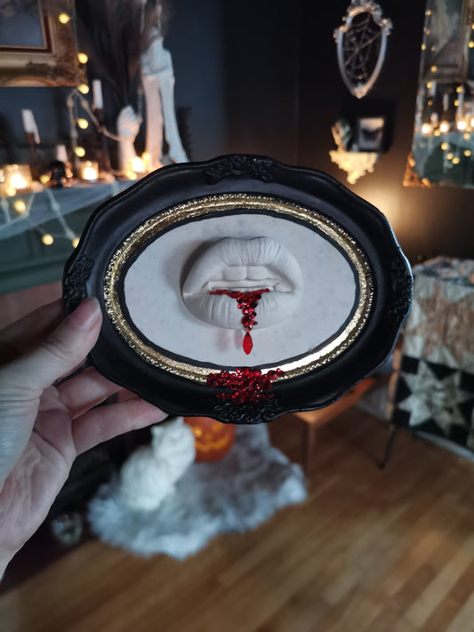 Louis – Vampire Kiss Wall Plaque Sculpture